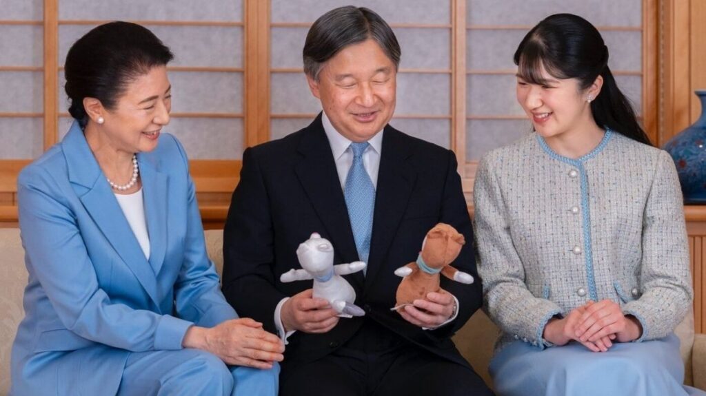 El emperador Naruhito y la emperatriz Masako de Japón con su hija, la princesa Aiko.