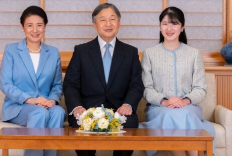 El emperador Naruhito y la emperatriz Masako de Japón con su hija, la princesa Aiko.