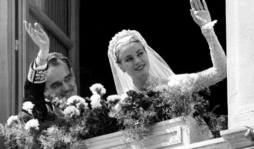 Grace Kelly y el príncipe Rainiero III en el altar de la Catedral de San Nicolás, 1956