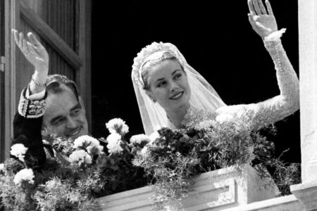Grace Kelly y el príncipe Rainiero III en el altar de la Catedral de San Nicolás, 1956